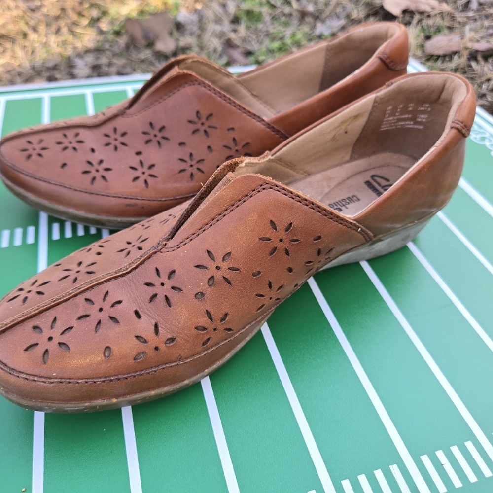 Women's Clarks Brown Leather Slip-On Shoes With Cut Out Floral Design Size 8 - Picture 3 of 7